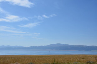 广阔草原与远山蓝天美景