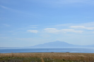 海边远景远山与蓝天