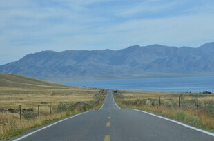 旷野公路通向远方湖泊