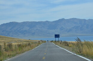 公路伸向远方的壮美风景