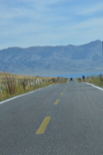 宽阔公路通向远方美景