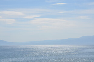 广阔海面与远处山峦景色