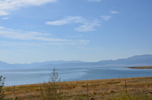 湖畔风光 蓝天碧水草地