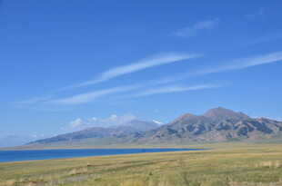 辽阔草原与远山湖泊美景