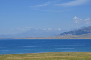 辽阔湖畔草原与蓝天美景