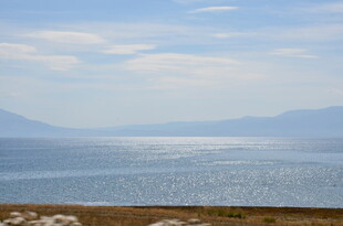 广阔湖景与远山