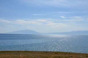 海边风光 远处山峦与蓝天