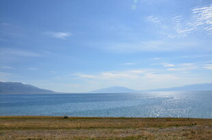 广阔湖畔蓝天美景
