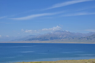 蓝色湖泊与远山美景