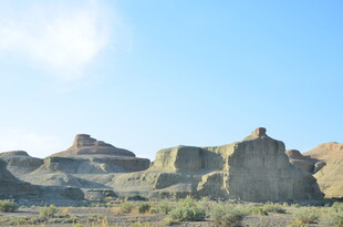 荒漠中的奇特岩石景观