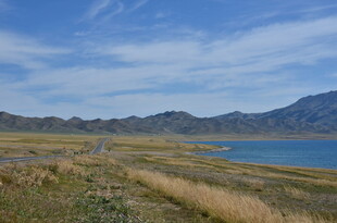 湖畔旷野 远山蓝天相映