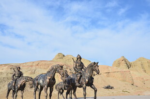草原骑马雕像 尽显豪迈