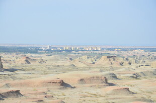 荒漠中的城市远景