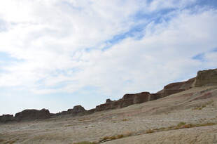 荒漠山丘与蓝天白云