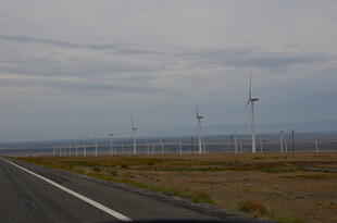 公路旁的风力发电机组