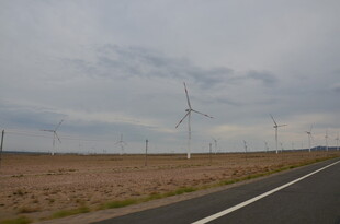 公路旁的风力发电景观