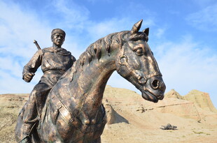 骑马人物雕像