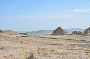 荒凉沙漠中的古老遗迹