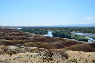 五彩丘陵间的蜿蜒河流