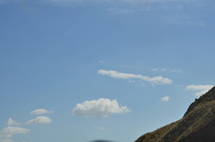 蓝天青山间的悠悠白云