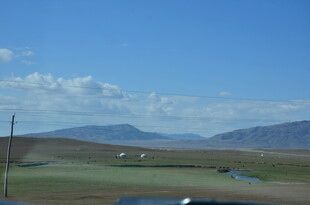 草原风光与远处山峦