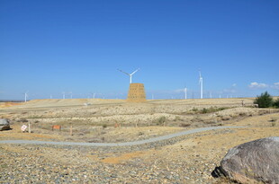 荒漠中的孤塔与风车景观