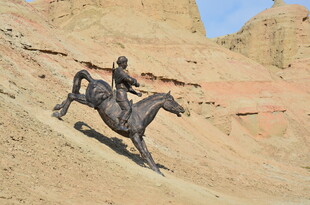 沙漠中策马奔腾的骑手