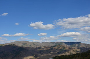 蓝天白云下的壮美山峦
