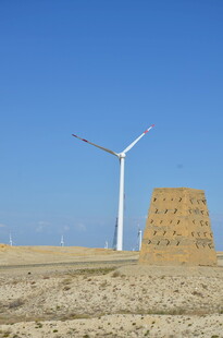 沙漠中的风车与古老建筑