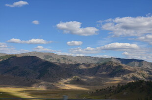 壮丽山景与蓝天白云