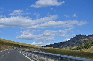 公路穿行于壮美山野之间