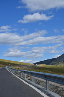 公路伸向远方的美丽风景
