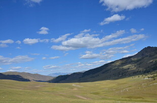 广阔草原与远山蓝天美景