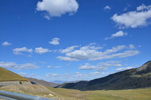山间公路 蓝天白云美景