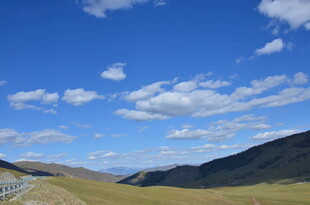 蓝天白云下的山间公路