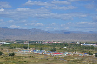 广阔平原上的多彩城镇景观