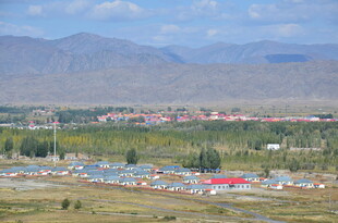 草原上的多彩村落景观