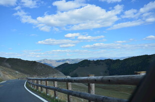 蜿蜒公路旁的山景风光