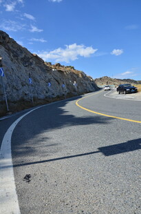 蜿蜒公路上的行驶车辆