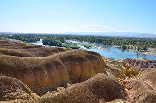 五彩山丘旁的河流风光