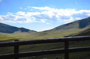 草原风光与远处山峦