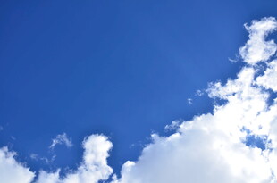 晴朗蓝天中的蓬松白云