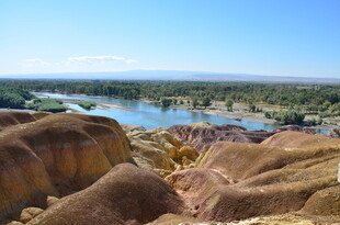 五彩山丘旁的静谧湖泊