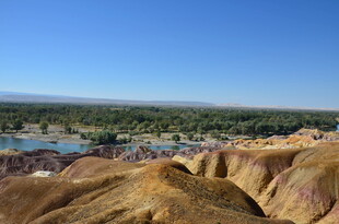 五彩山丘下的开阔风光