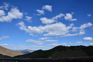 蓝天白云下的青山美景