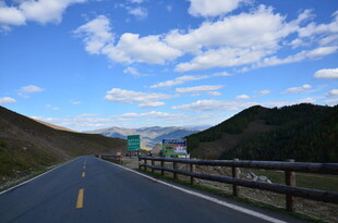 公路穿行于青山蓝天间