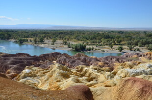 五彩斑斓的湖畔地貌景观