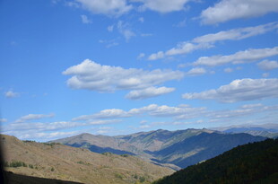 蓝天白云下的连绵山峦