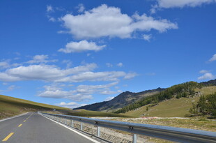 蜿蜒公路旁的美丽山景