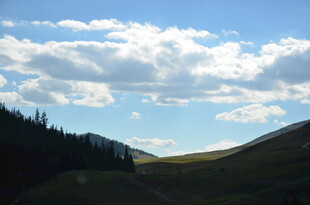 山间蓝天白云美景